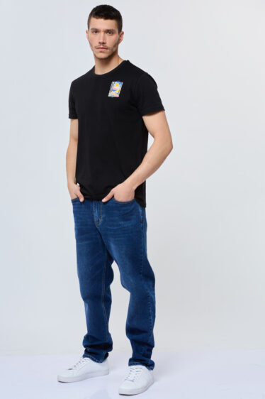 ג’ינס שטוף בגזרה משוחררת