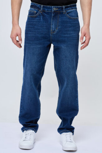 ג’ינס שטוף בגזרה משוחררת