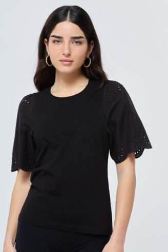 חולצה עם שרוול מעוטר