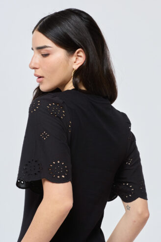 חולצה עם שרוול מעוטר