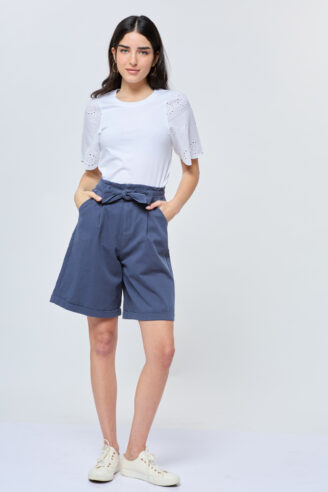 חולצה עם שרוול מעוטר