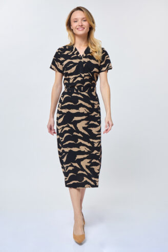 חצאית מידי עם שליץ צידי חצאית מידי עם שליץ צידי