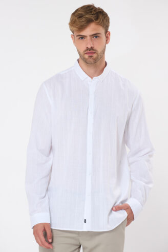 חולצה מכופתרת טקסטורת קימוט - לבן