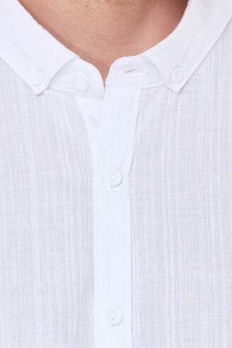 חולצה מכופתרת טקסטורת קימוט - לבן