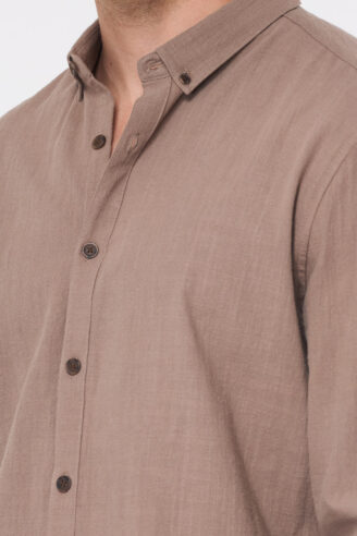 חולצה מכופתרת בד במרקם טבעי - חום מוקה