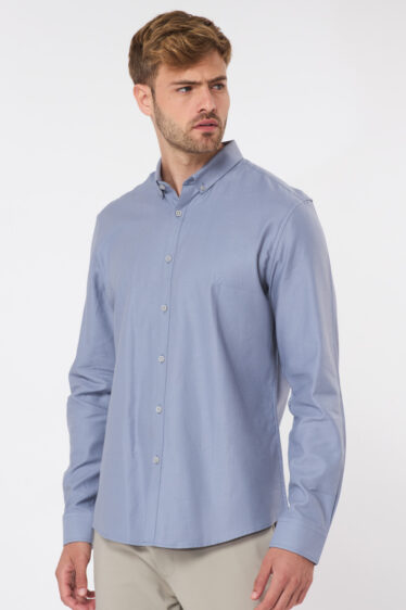 חולצה מכופתרת טקסטורת DOBBY עדין - תכלת ג'ינס