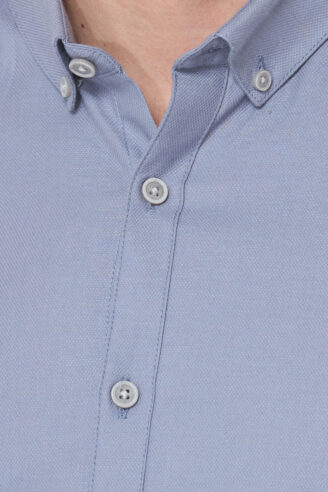 חולצה מכופתרת טקסטורת DOBBY עדין - תכלת ג'ינס