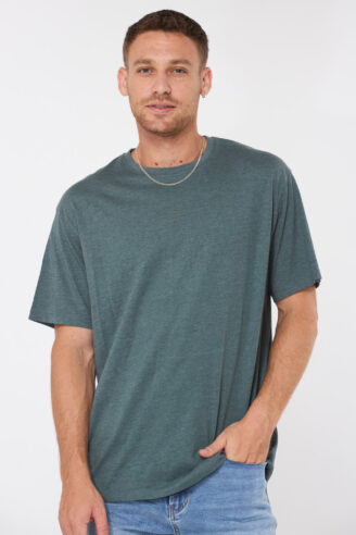 חולצת טי מלנש עם לוגו