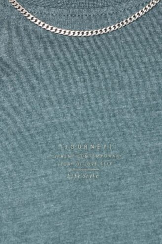 חולצת טי מלנש עם לוגו