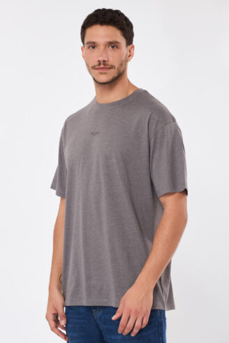 חולצת טי מלנש עם לוגו