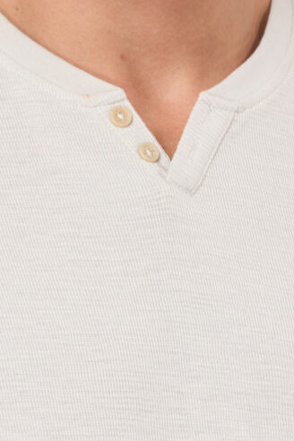 חולצת טי ג`קארד טקסטורה - אבן