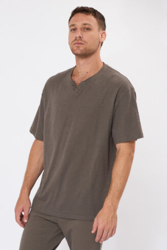 חולצת טי ג`קארד טקסטורה - חום חולצת טי ג`קארד טקסטורה - חום