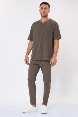 חולצת טי ג`קארד טקסטורה - חום