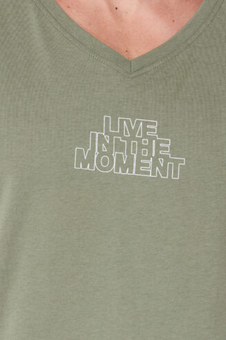 חולצת טי הדפס LIVE IN THE MOMENT
