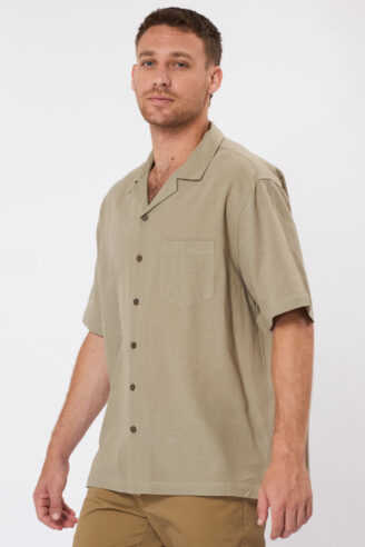 חולצה מכופתרת BOXY עם כיס - זית בהיר