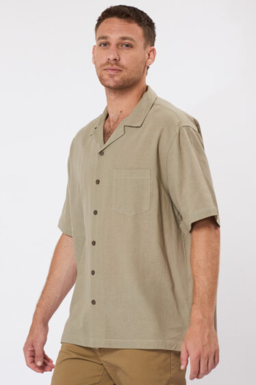 חולצה מכופתרת BOXY עם כיס - זית בהיר