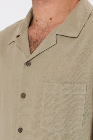 חולצה מכופתרת BOXY עם כיס - זית בהיר