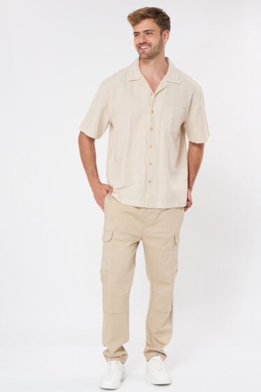 חולצה מכופתרת BOXY עם כיס - בז'