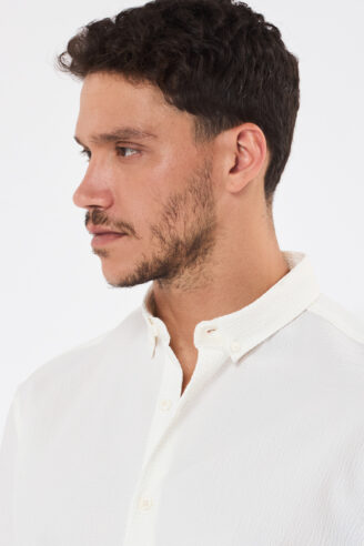 חולצה מכופתרת אפקט קמטים - לבן