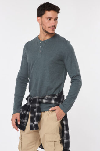 טי ואפל צווארון כפתורים