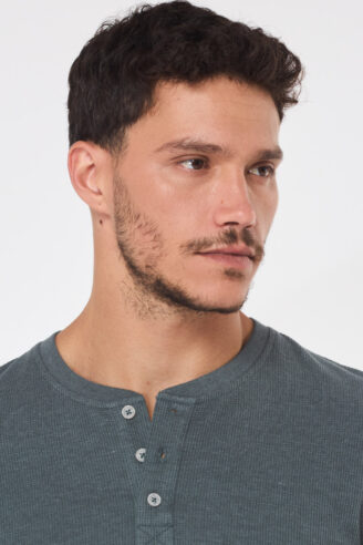 טי ואפל צווארון כפתורים