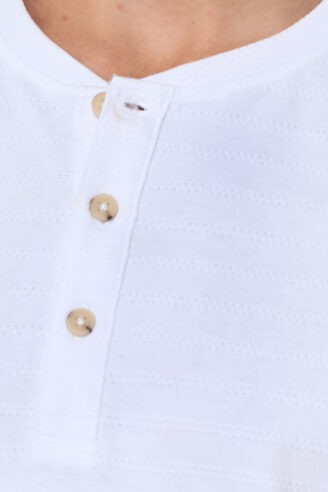 חולצת טי טקסטורה עם כפתורים - לבן