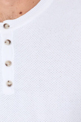 סריג קל סריגת ואפל עם כפתורים - לבן