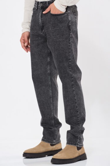 ג’ינס שטוף בגזרה משוחררת