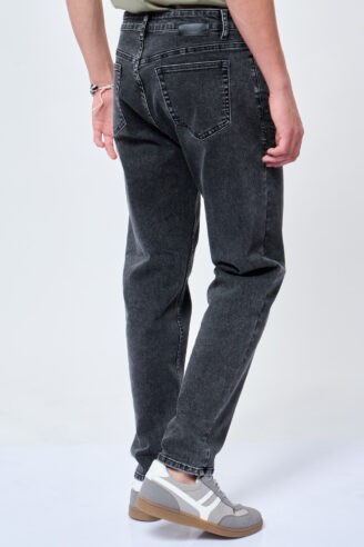 ג’ינס שטוף בגזרה משוחררת