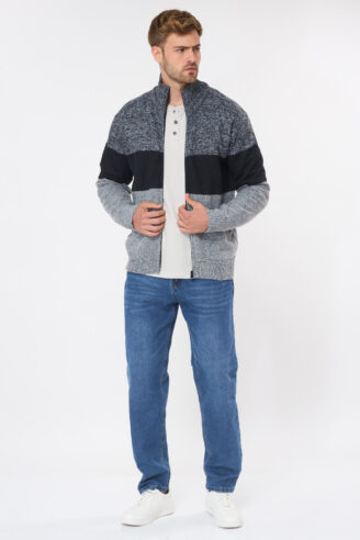 ג’ינס שטוף בגזרה משוחררת