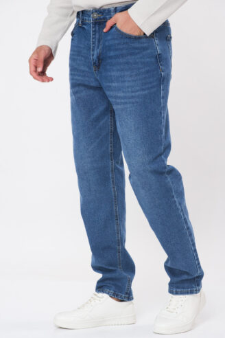 ג’ינס שטוף בגזרה משוחררת